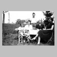 111-1274 Die Familie Schoen ab 1946 in Schweinsberg, Kreis Warburg.JPG